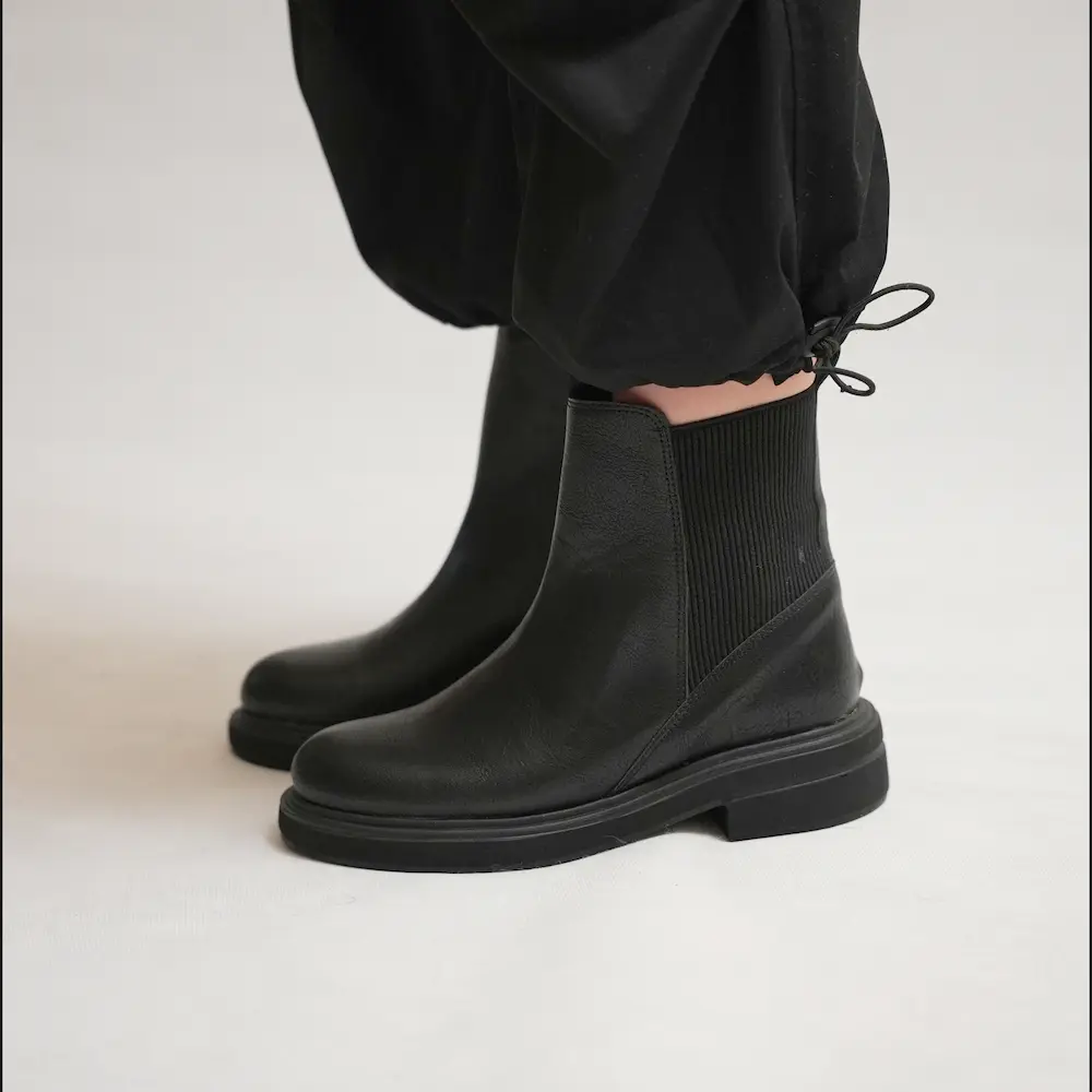 Still 2025-10-15 024844_1.65.1 کد 2032 | نیم بوت چرم بدون بند بغل کش - Image 1